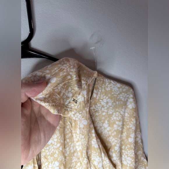 BNWOT XS American Eagle Peach Floral V-Neck T-shirt - Picture 5 of 8